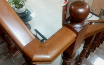 نمونه کار اجرای نرده چوبی و دسته نرده روی پله سنگی تهران کارخانه آرد آریا