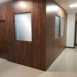 اجرای پارتیشن اداری MDF طرح چوب آذران | طراحی مدرن و قیمت مناسب